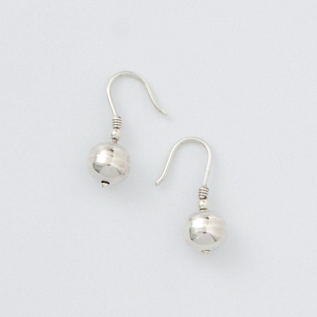 ERICKA NICOLAS BEGAY(エリッカ ニコラス ビゲイ) ナバホパール フック ピアス