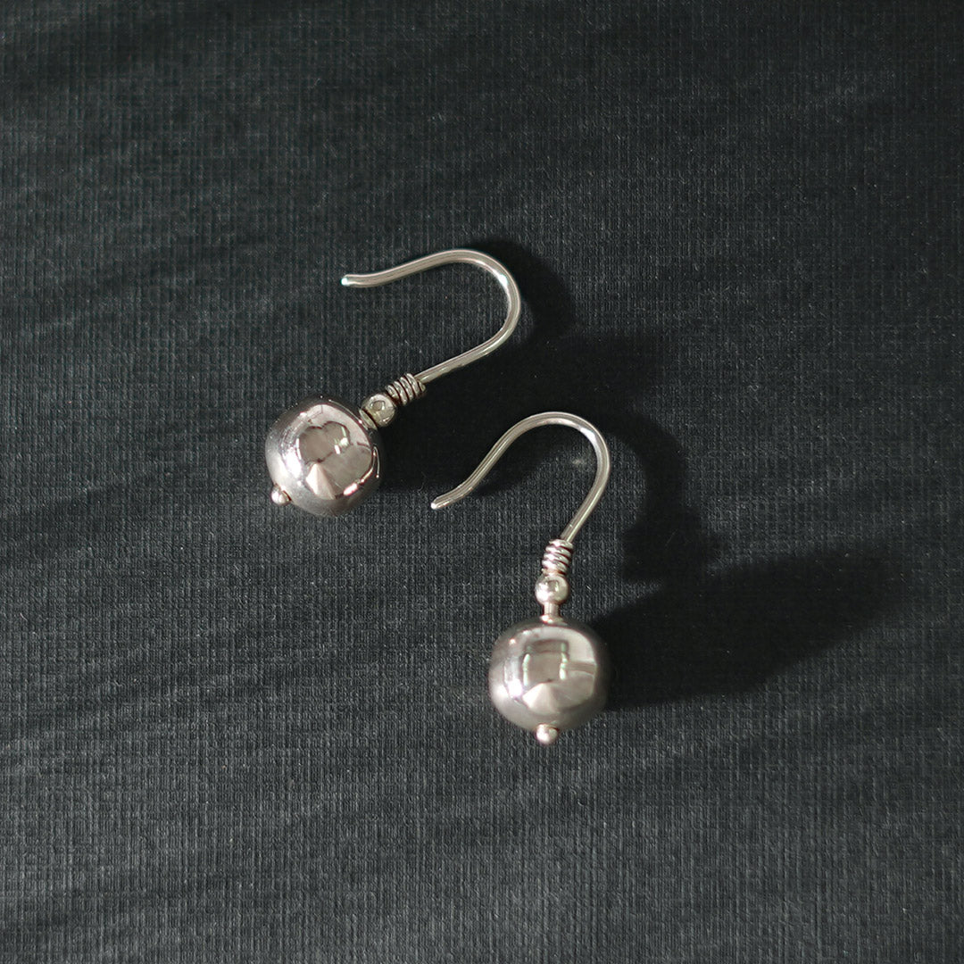 ERICKA NICOLAS BEGAY(エリッカ ニコラス ビゲイ) ナバホパール フック ピアス