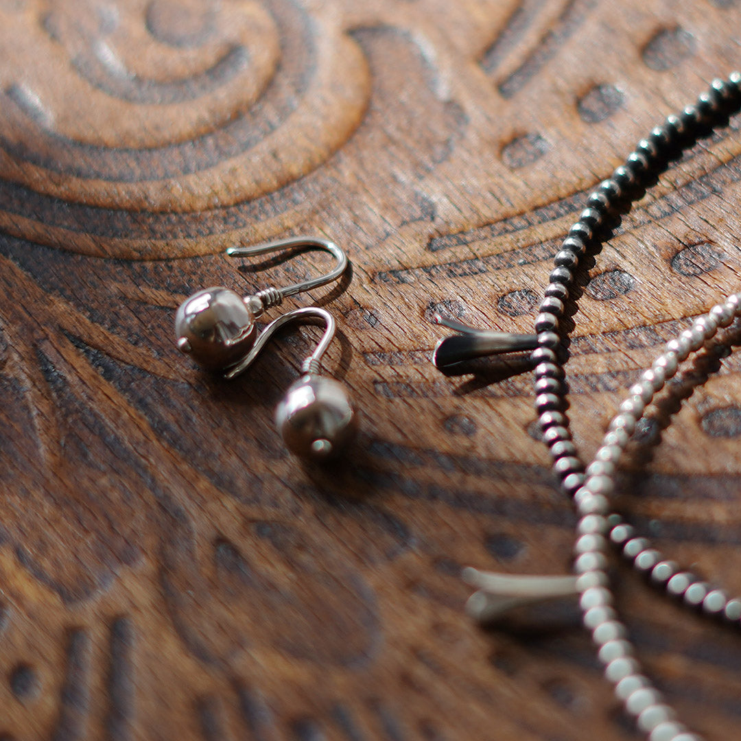 ERICKA NICOLAS BEGAY(エリッカ ニコラス ビゲイ) ナバホパール フック ピアス