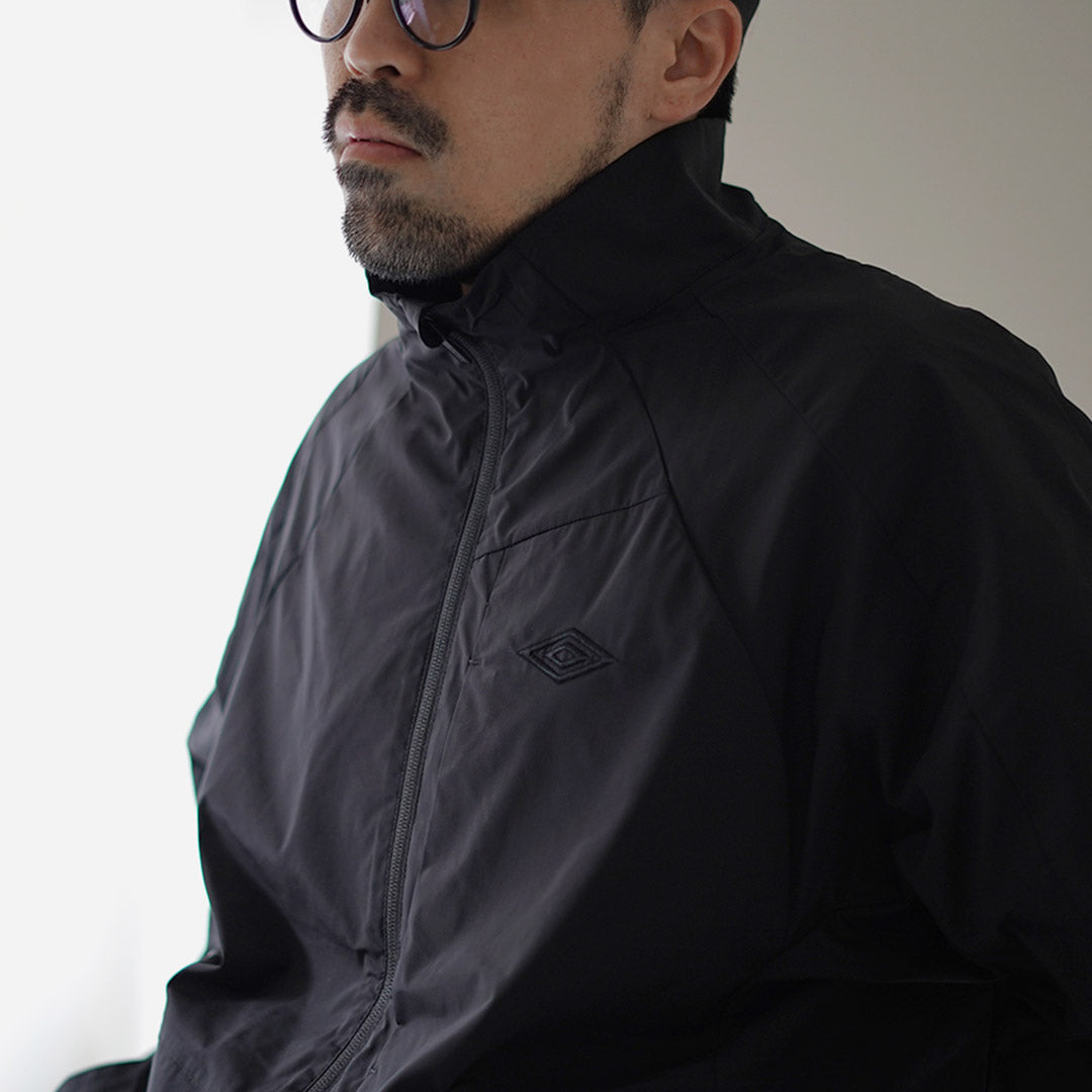 【30%OFF】WHITE MOUNTAINEERING(ホワイトマウンテニアリング) ホワイトマウンテニアリング×アンブロ ブルゾン