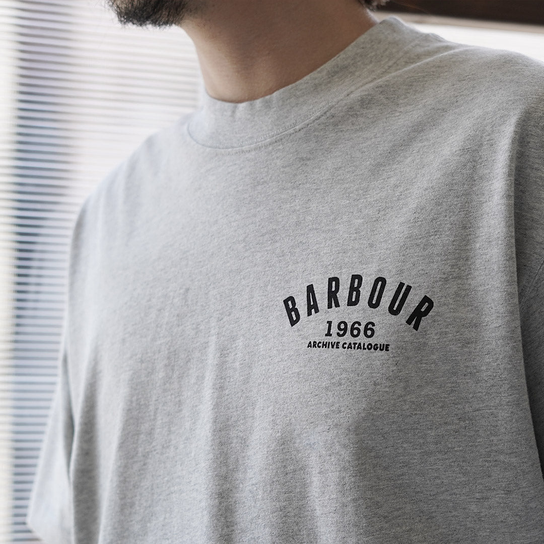 BARBOUR(バブアー) 1966グラフィック オーバーサイズ Tシャツ