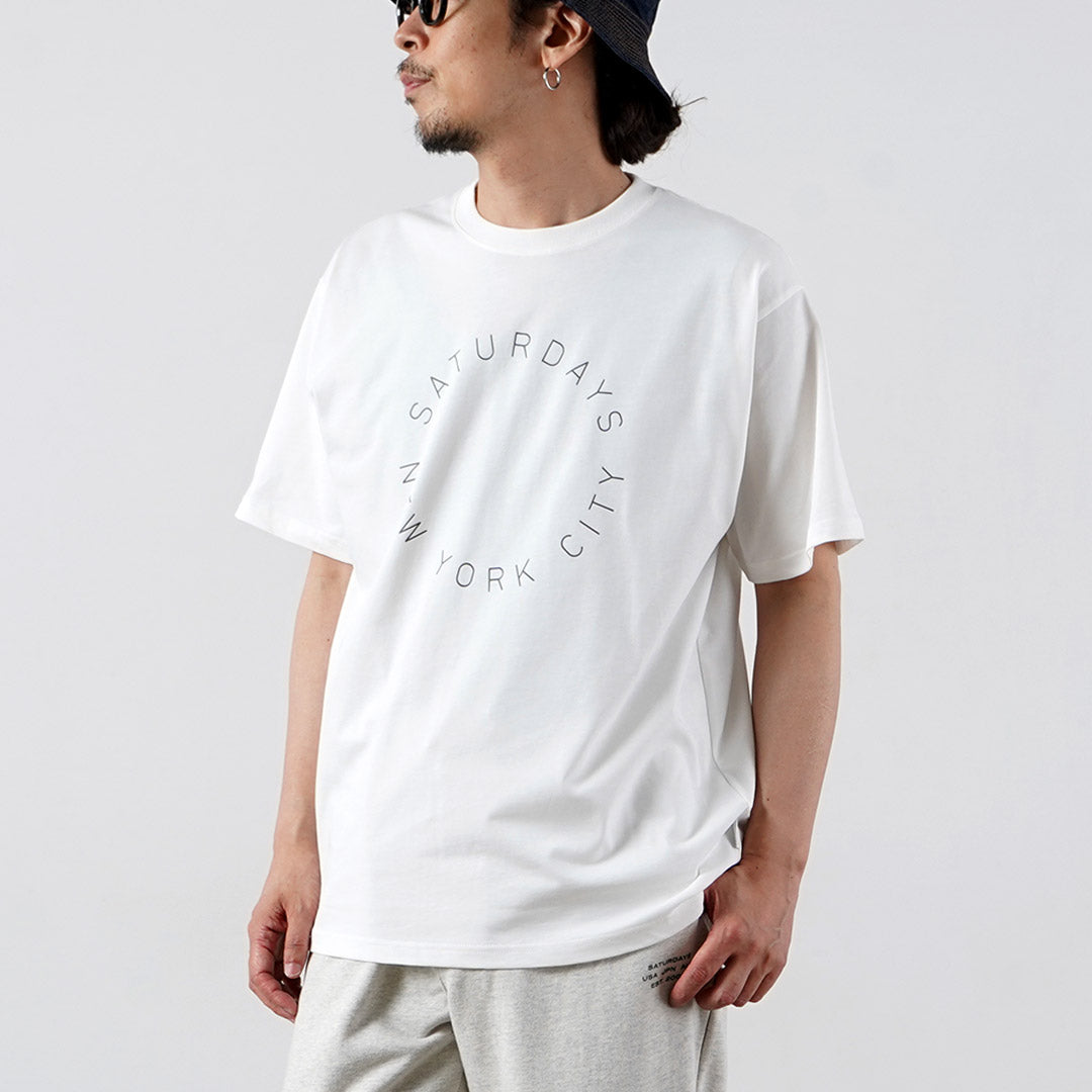SATURDAYS NYC(サタデーズ ニューヨークシティ) サーキュラー サタデーズ ロゴ Tシャツ