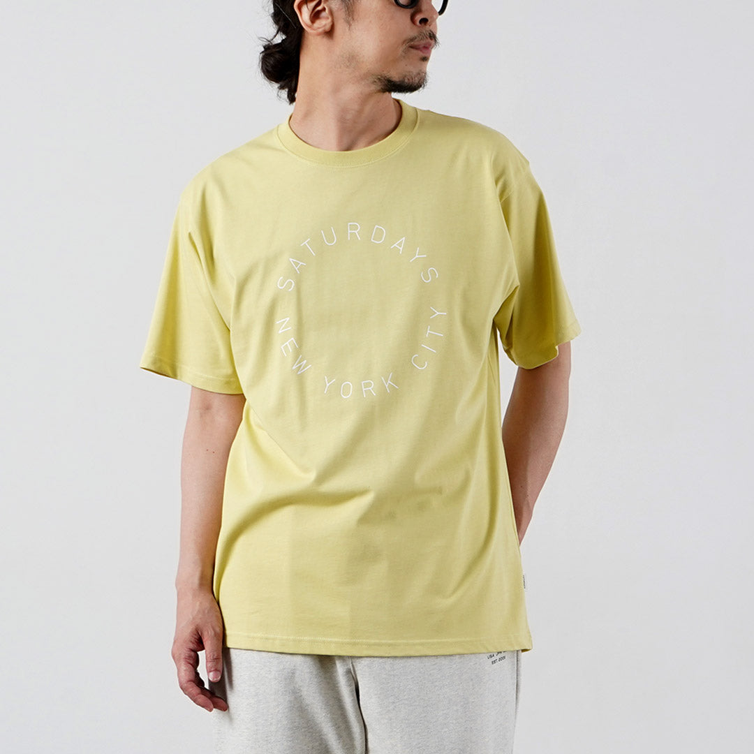 SATURDAYS NYC(サタデーズ ニューヨークシティ) サーキュラー サタデーズ ロゴ Tシャツ