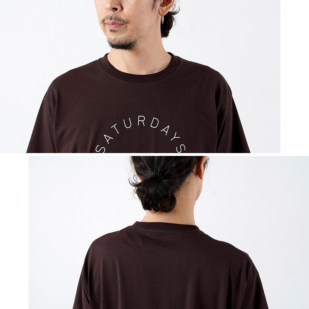 SATURDAYS NYC(サタデーズ ニューヨークシティ) サーキュラー サタデーズ ロゴ Tシャツ