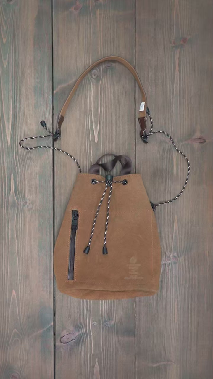 AS2OV（アッソブ） 撥水スエード ドローストリング バッグ / メンズ