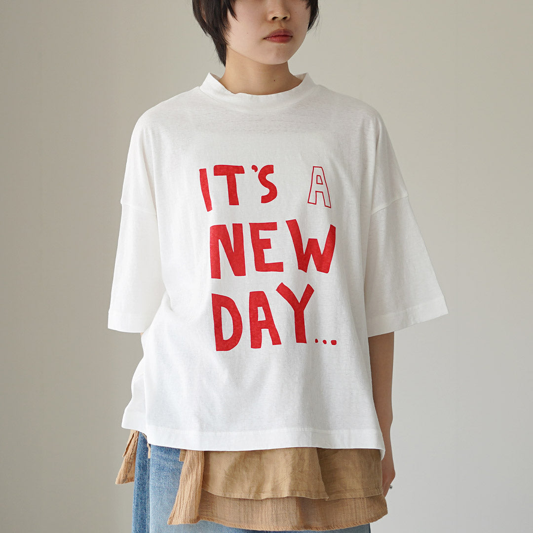 TUMUGU（ツムグ） ラフィ天竺 プリントTシャツ(IT’S A NEW DAY
