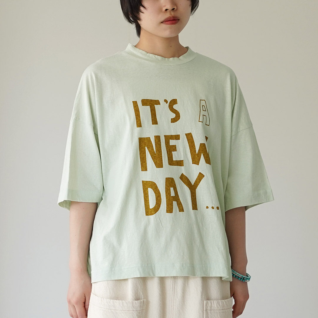 TUMUGU（ツムグ） ラフィ天竺 プリントTシャツ(IT’S A NEW DAY