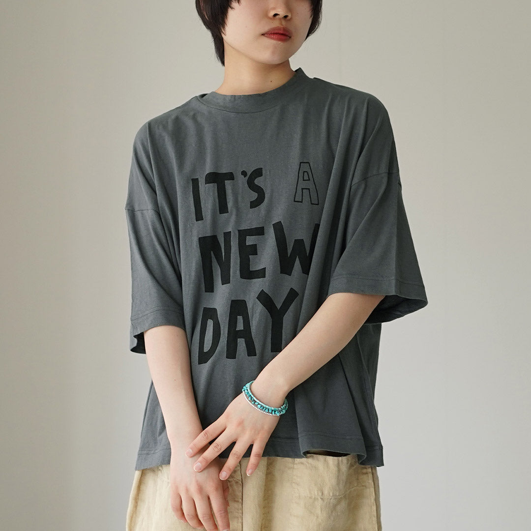 TUMUGU（ツムグ） ラフィ天竺 プリントTシャツ(IT’S A NEW DAY