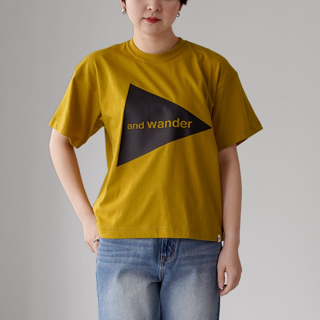 AND WANDER（アンドワンダー） ビッグ ロゴショートスリーブ Tシャツ