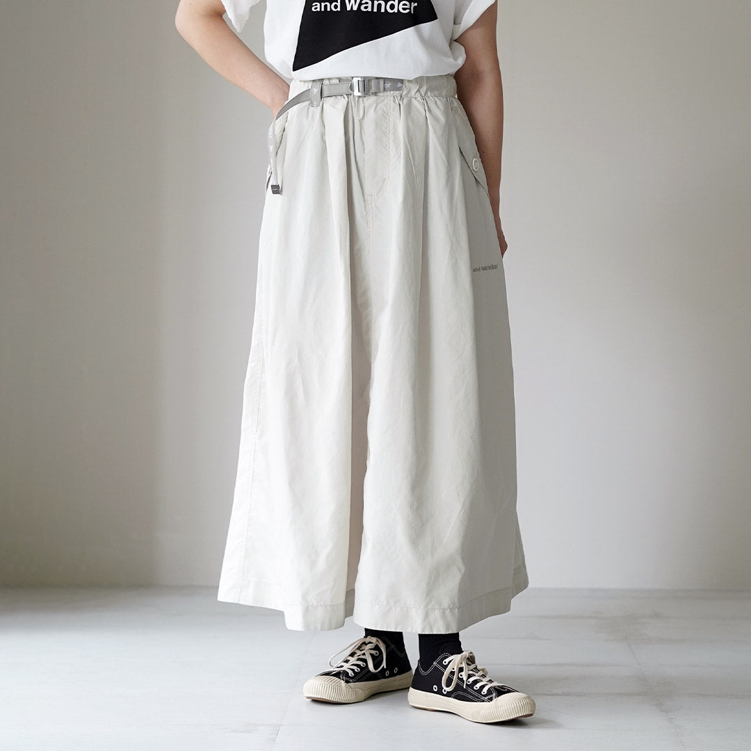 AND WANDER（アンドワンダー） オーバーサイズ カーゴスカート