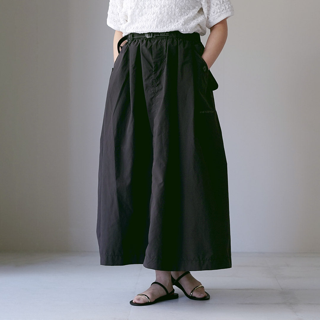 AND WANDER（アンドワンダー） オーバーサイズ カーゴスカート