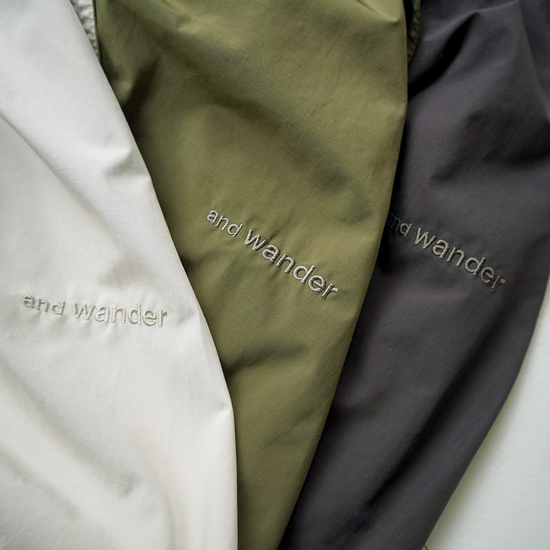 AND WANDER（アンドワンダー） オーバーサイズ カーゴスカート