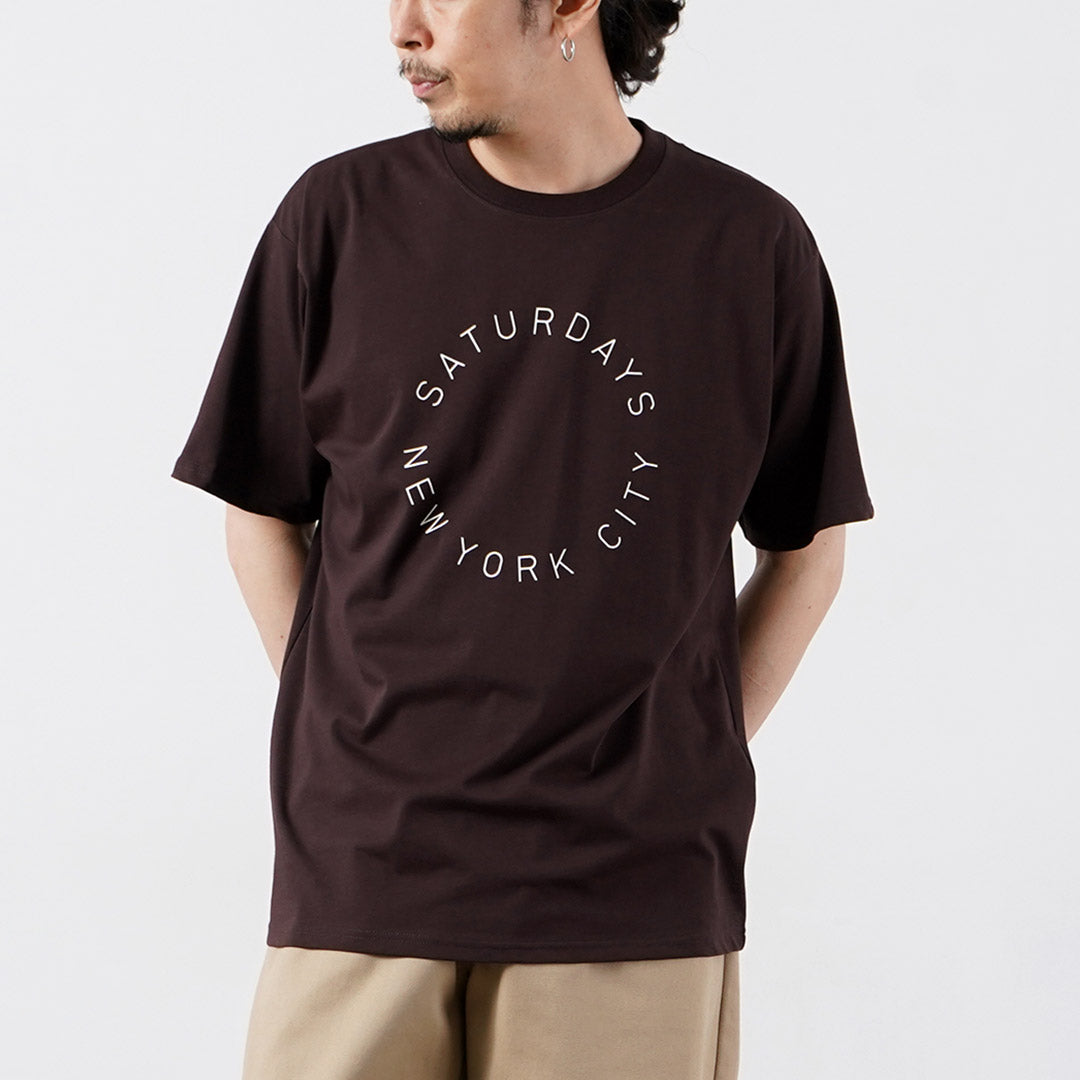 SATURDAYS NYC（サタデーズ ニューヨークシティ） サーキュラー サタデーズ ロゴ Tシャツ