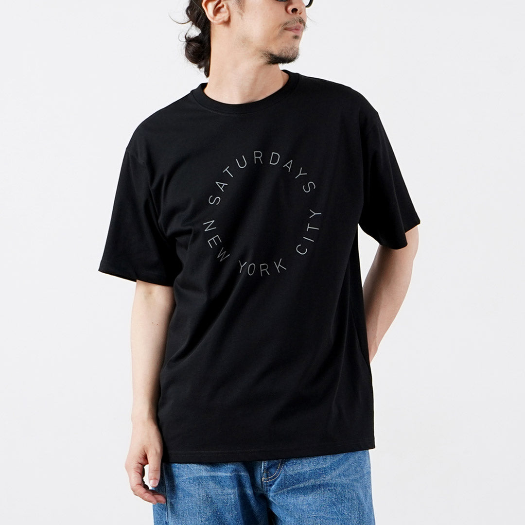 SATURDAYS NYC（サタデーズ ニューヨークシティ） サーキュラー サタデーズ ロゴ Tシャツ