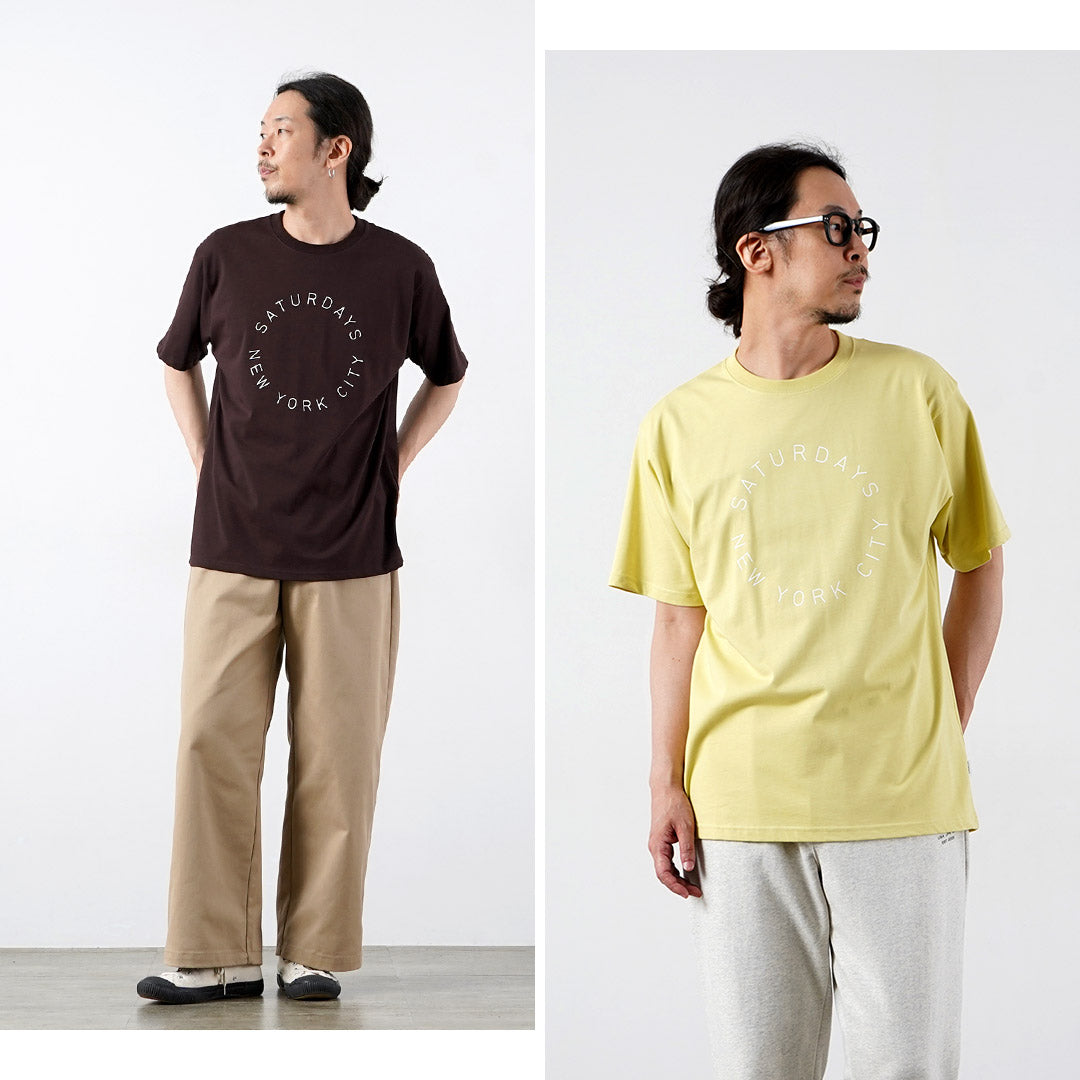 SATURDAYS NYC（サタデーズ ニューヨークシティ） サーキュラー サタデーズ ロゴ Tシャツ