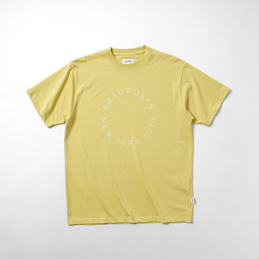 SATURDAYS NYC（サタデーズ ニューヨークシティ） サーキュラー サタデーズ ロゴ Tシャツ