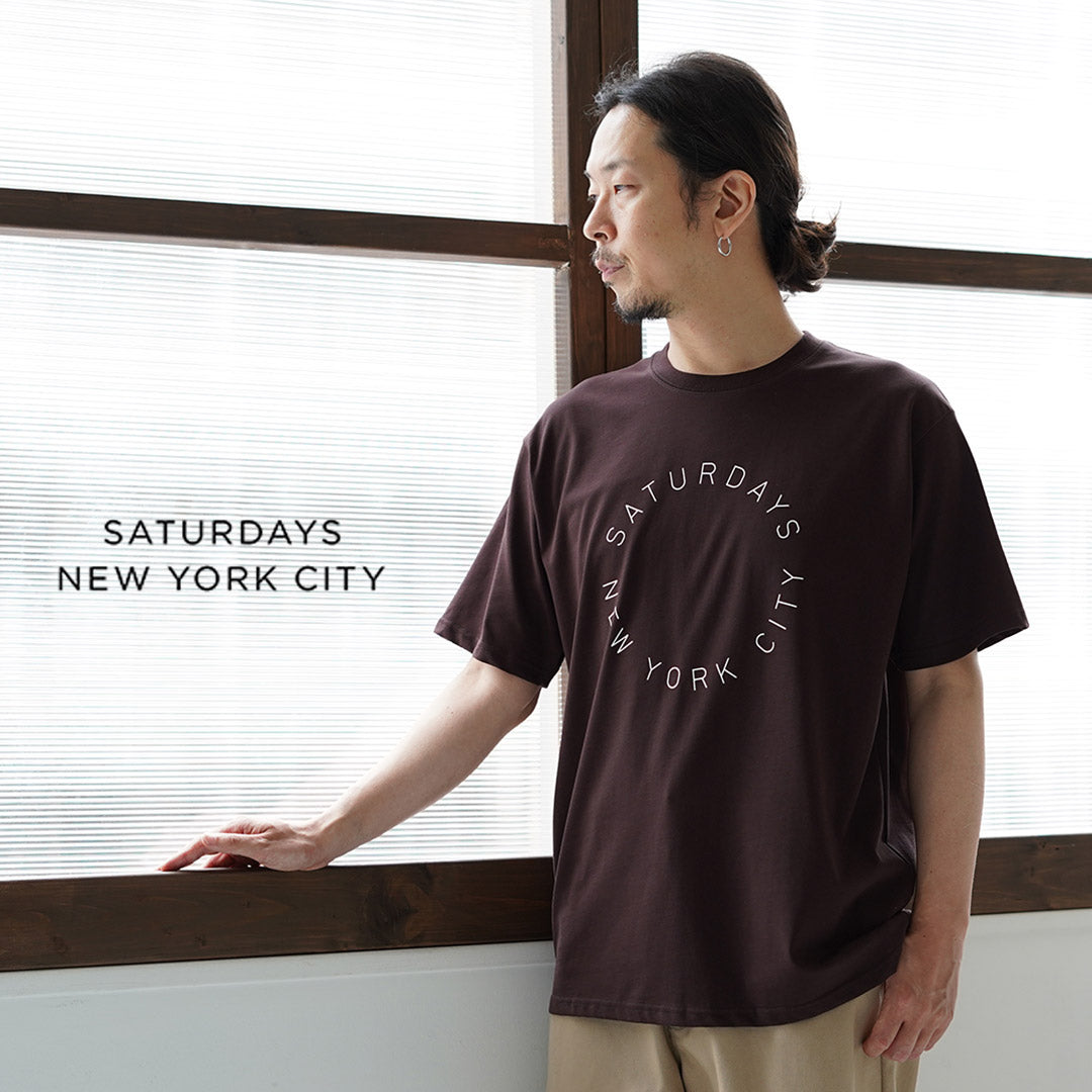 SATURDAYS NYC（サタデーズ ニューヨークシティ） サーキュラー サタデーズ ロゴ Tシャツ