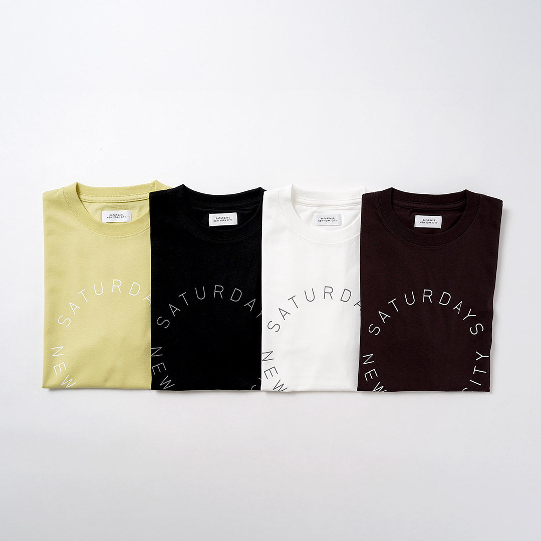 SATURDAYS NYC（サタデーズ ニューヨークシティ） サーキュラー サタデーズ ロゴ Tシャツ