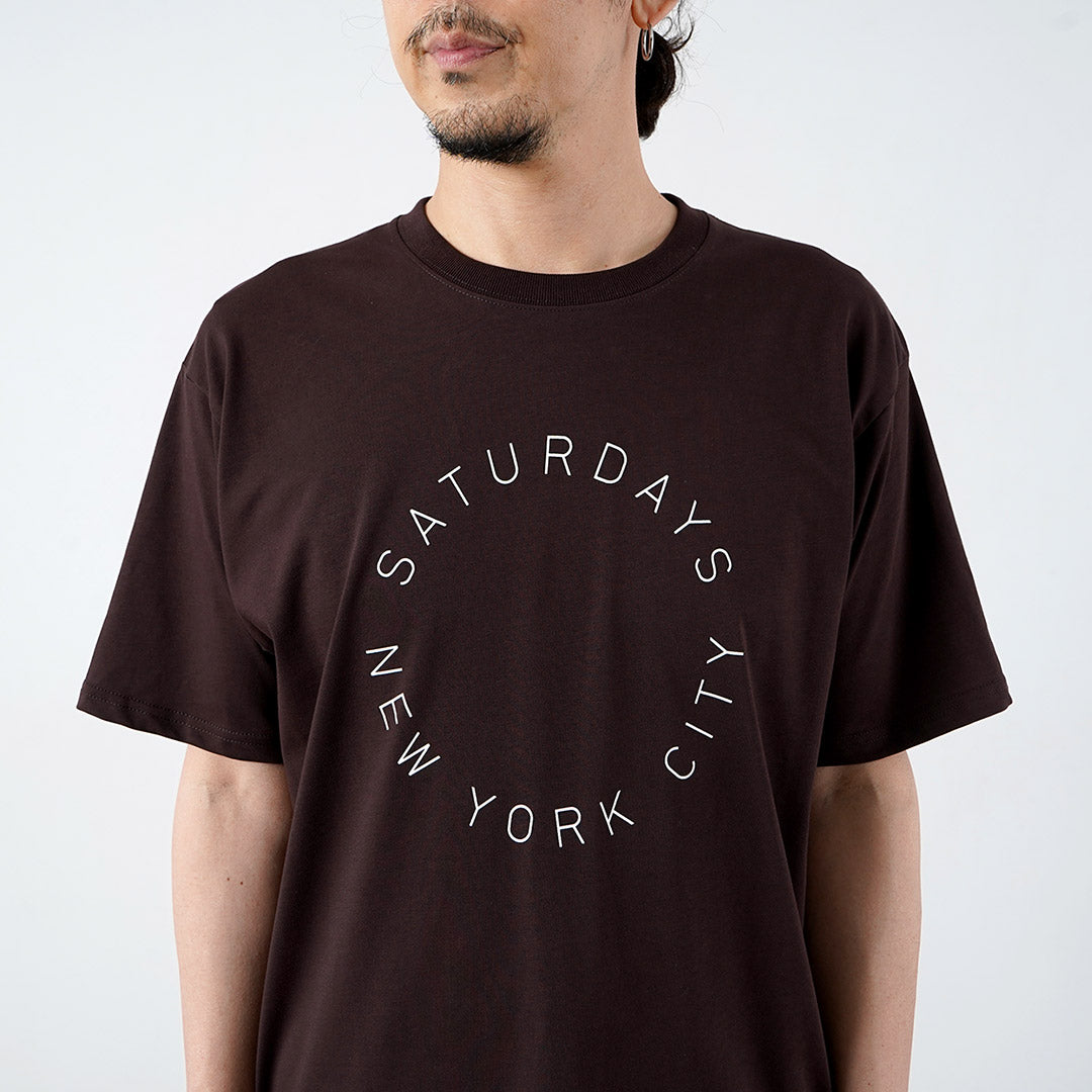 SATURDAYS NYC（サタデーズ ニューヨークシティ） サーキュラー サタデーズ ロゴ Tシャツ