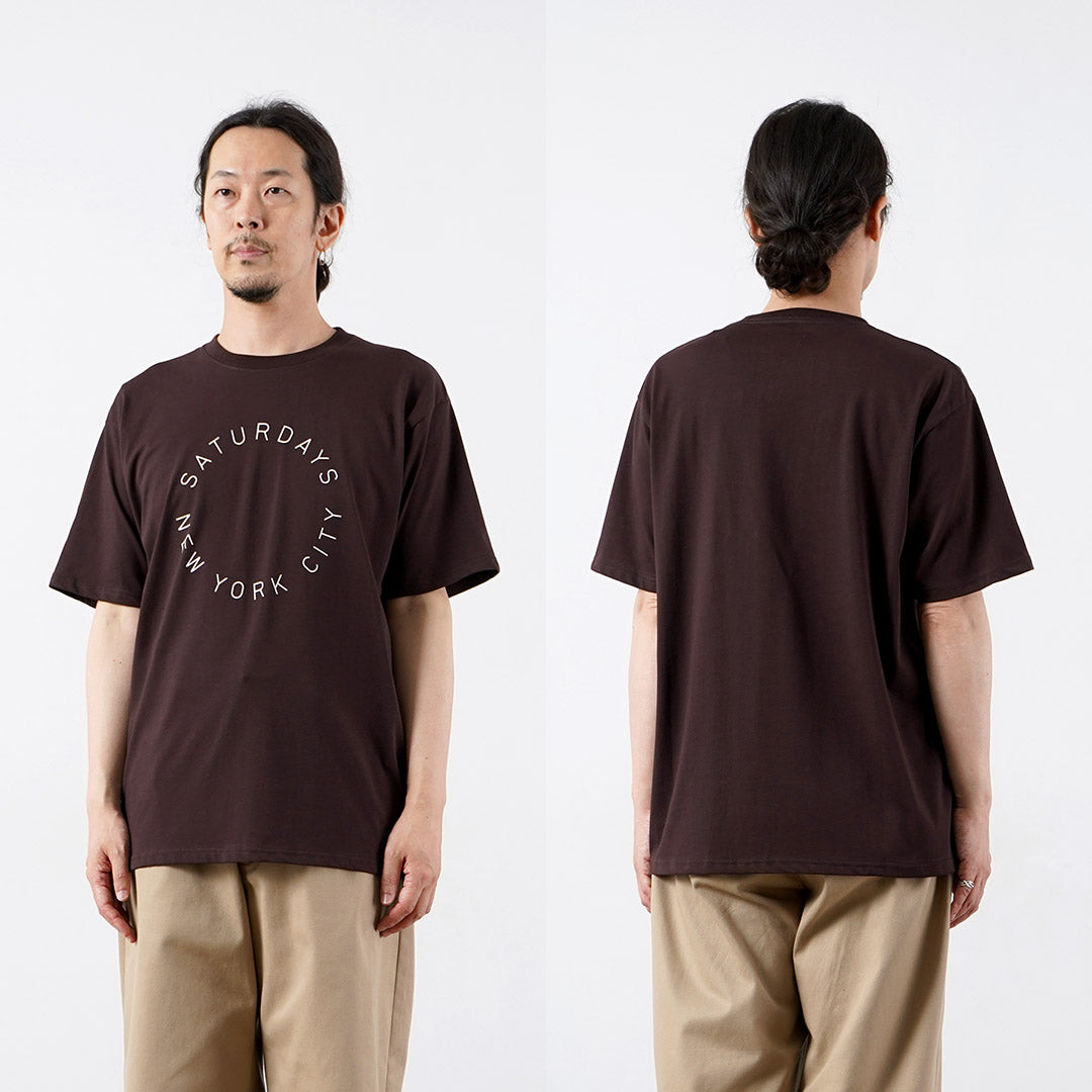 SATURDAYS NYC（サタデーズ ニューヨークシティ） サーキュラー サタデーズ ロゴ Tシャツ