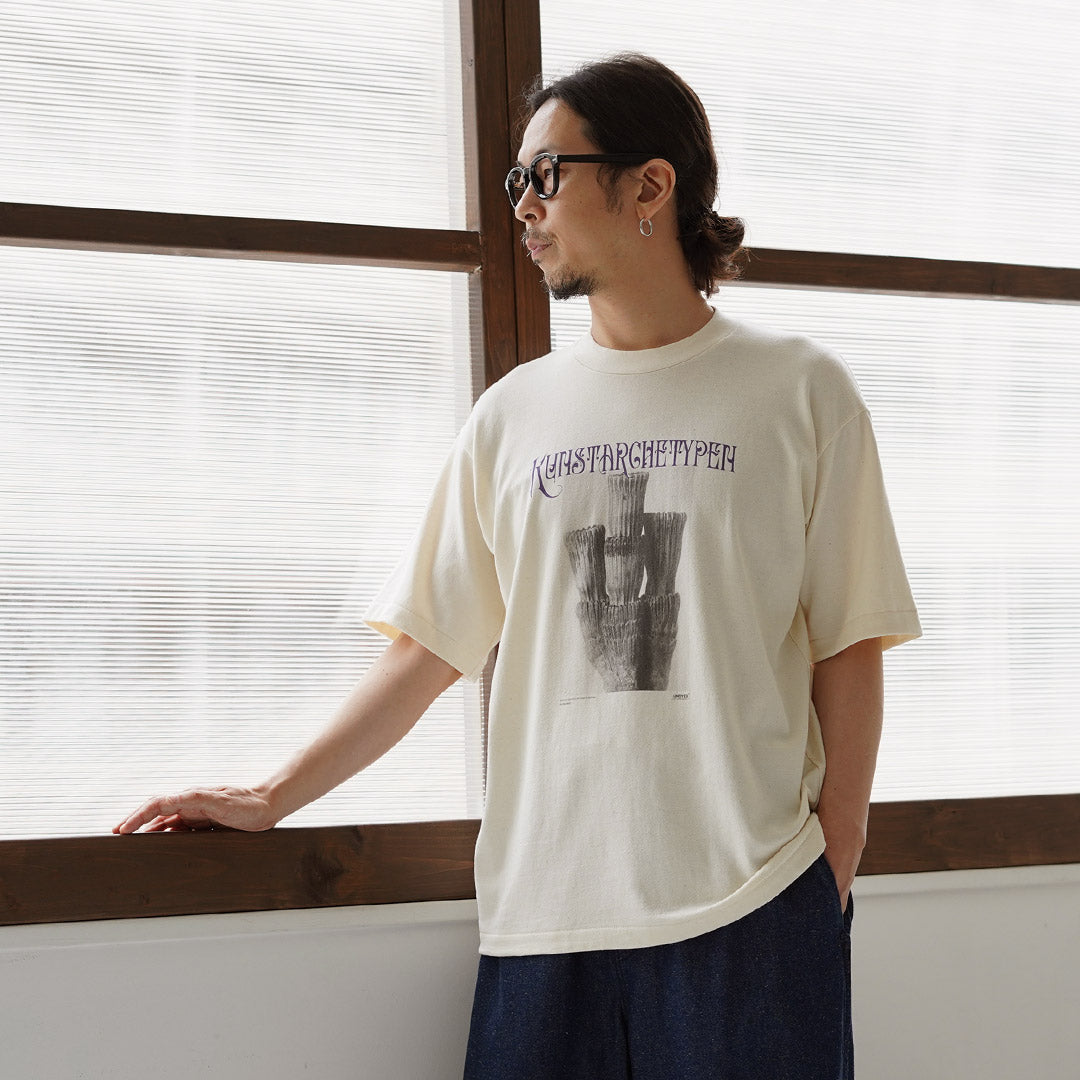 UNDYED（アンダイド） カール・ブロスフェルト プリントTシャツ