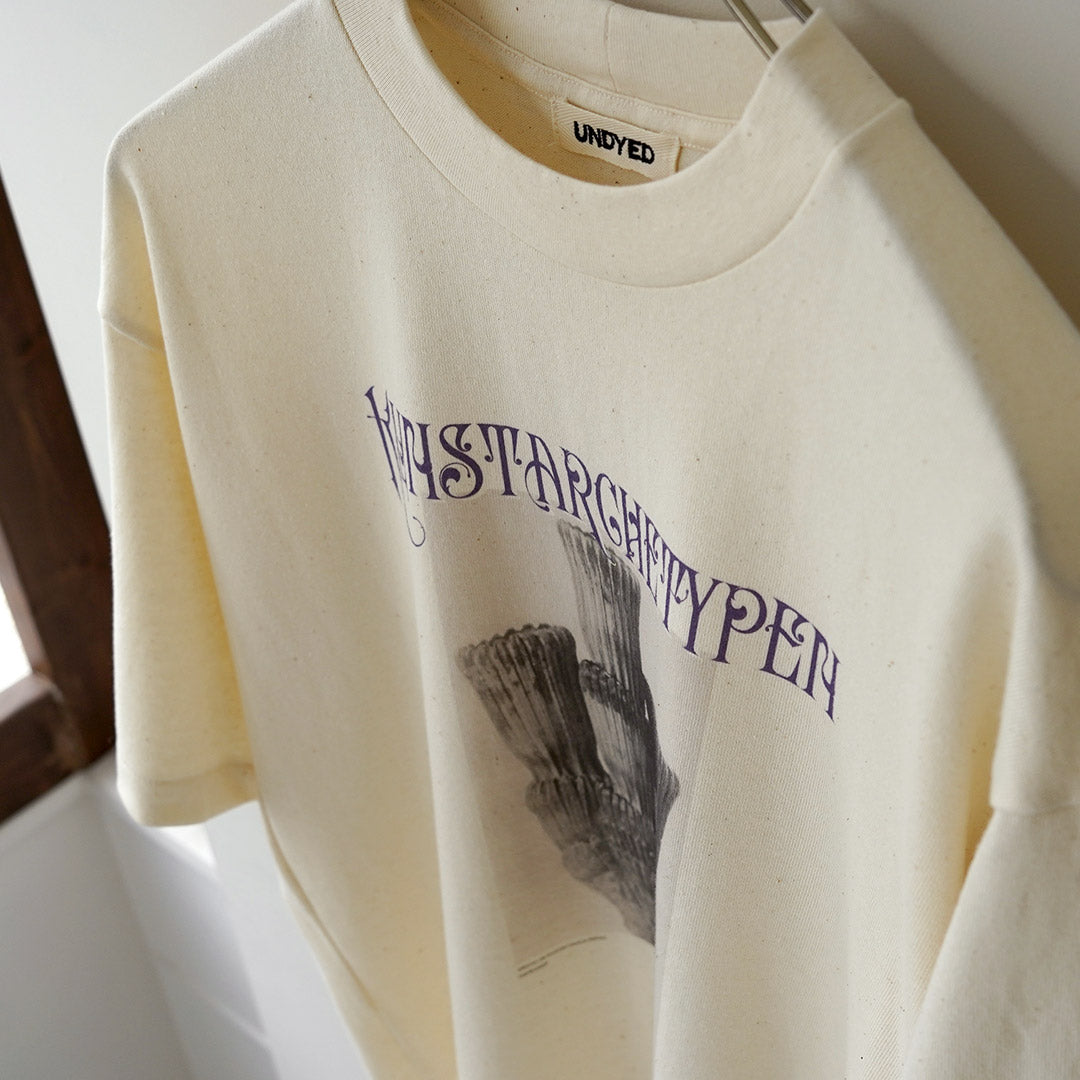 UNDYED（アンダイド） カール・ブロスフェルト プリントTシャツ