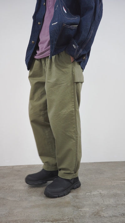 【まとめ買いで最大30％OFFクーポン】【30％OFF】CAL O LINE（キャルオーライン） ヘリンボン 2タック パンツ ズボン ボトムス ロング ミリタリー ワイド メンズ シンプル コットン 日本製 CL222-082 HERRINGBONE 2TUCK PANTS【セール】 クリスマス プレゼント ギフト